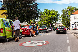 Straßenansicht mit mehreren Autos und einer 30er Markierung auf der Straßenfläche