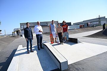 Bürgermeister Thomas Steiner mit Jugendgemeinderat Daniel Janisch und Skatern. 