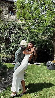 Hochzeitspaar in sommerlicher Umgebung