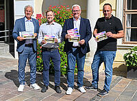 Bürgermeister Thomas Steiner mit den Obmännern der städtischen Weinbauvereine Franz Xaver Lehner, Kurt Kaiser und Stefan Lichtscheidl