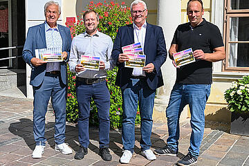 Bürgermeister Thomas Steiner mit den Obmännern der städtischen Weinbauvereine Franz Xaver Lehner, Kurt Kaiser und Stefan Lichtscheidl