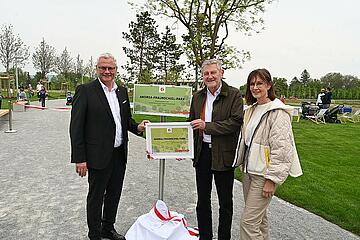 Bürgermeister Thomas Steiner (l.) mit Witwer Ernst Fraunschiel und Ulrike Kempf, Schwester der verstorbenen Andrea Fraunschiel.