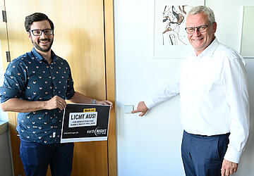 Bürgermeister Thomas Steiner mit Astrophysiker Stefan Wallner. 