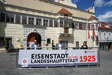 Banner 95 Jahre Landeshauptstadt
