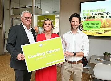 Bürgermeister Thomas Steiner mit GD-Stv. Eva Fugger von der Raiffeisenlandesbank Burgenland und Philipp Novakovits von der Forschung Burgenland im neuen Cooling Center. 
