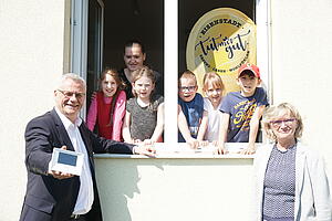 Bürgermeister Steiner mit Direktorin Fritz und Kinder