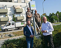 Bürgermeister Thomas Steiner und Umweltgemeinderat Gerald Hicke mit den Mitarbeitern des Bauhofes bei der Montage der Schilder. 