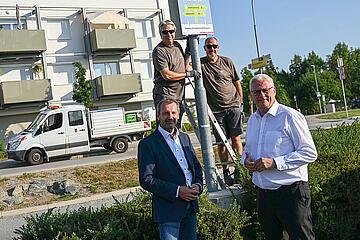 Bürgermeister Thomas Steiner und Umweltgemeinderat Gerald Hicke mit den Mitarbeitern des Bauhofes bei der Montage der Schilder. 