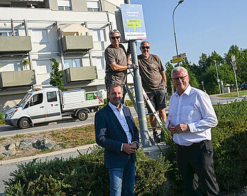 Bürgermeister Thomas Steiner und Umweltgemeinderat Gerald Hicke mit den Mitarbeitern des Bauhofes bei der Montage der Schilder. 