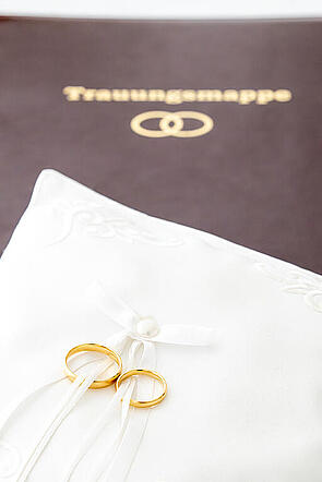 Eheringe und Trauungsmappe