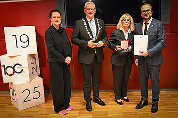 Bürgermeister Thomas Steiner, 1. Vizebürgermeister Istvan Deli und 2. Vizebürgermeisterin Charlotte Toth-Kanyak mit Friederike Pirringer, ehemalige Präsidentin des Roten Kreuzes Burgenland. Pirringer hielt die Dankesrede im Namen aller Ausgezeichneten.