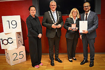 Bürgermeister Thomas Steiner, 1. Vizebürgermeister Istvan Deli und 2. Vizebürgermeisterin Charlotte Toth-Kanyak mit Friederike Pirringer, ehemalige Präsidentin des Roten Kreuzes Burgenland. Pirringer hielt die Dankesrede im Namen aller Ausgezeichneten.