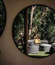 Grünpflanzen im Innenhof durch Spiegel fotografiert