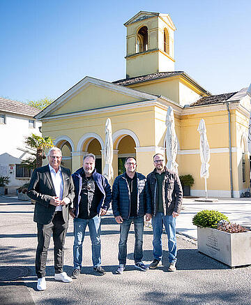 Bürgermeister Thomas Steiner mit Vizebürgermeister Istvan Deli (r.) und den neuen Pächtern der Freibad-Kantine und des Maschinenhauses. 