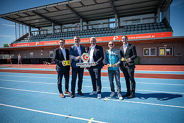Raiffeisen Vorstandsdirektor Rudolf Suttner, Landesrat Heinricht Dorner, Bürgermeister Thomas Steiner, Meeting-Direktor Rolf Meixner und ÖLV-Generalsekretär Helmut Baudis (v.l.). 