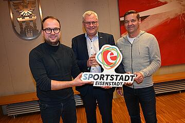 Bürgermeister Thomas Steiner mit dem neuen Obmann des Sportbeirates, Istvan Deli (l.), und dessen Stellvertreter Heinz Mock (r.). 