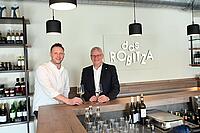 Foto: Bürgermeister Thomas Steiner mit einem der neuen Lokalbetreiber und Innenstadtbonusbezieher Konrad Robitza von „Das Robitza“.  Auch bei ihm gibt es zum Muttertagsshopping eine Aktion: Eine Flasche Sprudel gratis zum Gutscheinkauf über 50 Euro. 