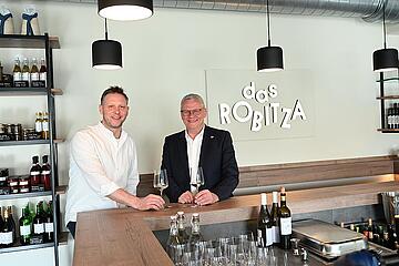 Foto: Bürgermeister Thomas Steiner mit einem der neuen Lokalbetreiber und Innenstadtbonusbezieher Konrad Robitza von „Das Robitza“.  Auch bei ihm gibt es zum Muttertagsshopping eine Aktion: Eine Flasche Sprudel gratis zum Gutscheinkauf über 50 Euro. 