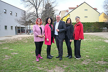 Bürgermeister Thomas Steiner mit Judith Wagentristl (l.), Leiterin der Nachmittagsbetreuung, Volksschuldirektorin Charlotte Toth-Kanyak (2.v.l.) sowie den beiden Lehrerinnen Eva Lentsch-Böhm und Beatrix Friedl