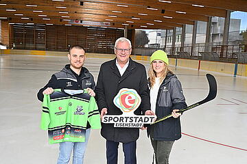 Bürgermeister Thomas Steiner mit Raptors-Obmann Andreas Wagner und Tatjana Cepnik ebenfalls von den Raptors 