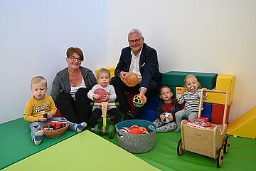 Bürgermeister Thomas Steiner und die Kindergartenleiterin Michaela Kovacs in der neuen Kinderkrippe.