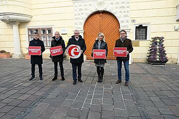 Bürgermeister Thomas Steiner (3.v.r.) appelliert gemeinsam mit dem Impfreferenten der Bgld. Ärztekammer, Dr. Albrecht Prieler (2.v.r) und den Eisenstädter Apothekern Mag. Thomas Job (l.), Mag. Petra Riegler und Mag. Robert Müntz (r.) sich testen und impfen zu lassen. 