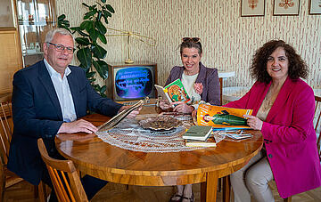 Bürgermeister Thomas Steiner mit Regina Lackner, der neuen Obfrau des Ausschusses für Kultur und Tourismus, und Künstlerin Uschi Zezelitsch in einem der Ausstellungen. 