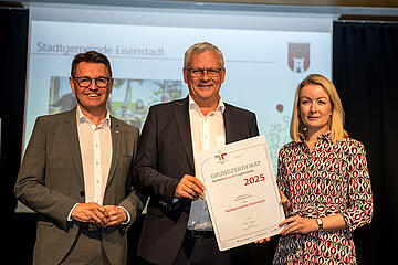 Bürgermeister Thomas Steiner mit Erich Trummer und Bernadett Humer, Leitung Sektion Familie und Jugend im Bundeskanzleramt. 