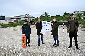 Bürgermeister Thomas Steiner (2.v.l.) mit dem 1. Vizebürgermeister Istvan Deli (2.v.r) sowie den Vertretern des Skateboardvereins, Simon Gold und Peter Wagentristl (r.) am Standort des neuen Skateparks. 