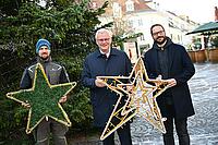 Bürgermeister Thomas Steiner mit Astrophysiker Stefan Wallner und einem Mitarbeiter der Bauabteilung, der gemeinsam mit seinen Kollegen die schöne Weihnachtsbeleuchtung in der Stadt montierte. Bürgermeister Thomas Steiner mit Astrophysiker Stefan Wallner und einem Mitarbeiter der Bauabteilung, der gemeinsam mit seinen Kollegen die schöne Weihnachtsbeleuchtung in der Stadt montierte.