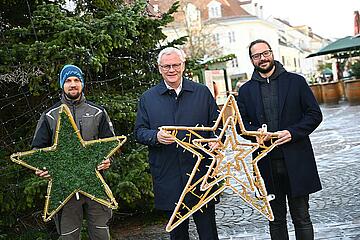 Bürgermeister Thomas Steiner mit Astrophysiker Stefan Wallner und einem Mitarbeiter der Bauabteilung, der gemeinsam mit seinen Kollegen die schöne Weihnachtsbeleuchtung in der Stadt montierte. 