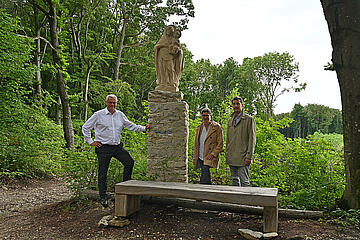 Bürgermeister Thomas Steiner mit der Historikerin Brigitte Krizsanits und Walter Hajek, in dessen Besitz sich das Gscheidkreuz befindet. 