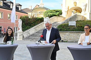 Die Details wurden bei einer Pressekonferenz bekanntgegeben. 