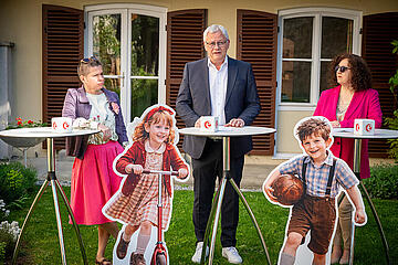 Bürgermeister Thomas Steiner mit Regina Lackner, der neuen Obfrau des Ausschusses für Kultur und Tourismus, und Künstlerin Uschi Zezelitsch im Garten der wunderschönen Stadtvilla