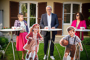 Bürgermeister Thomas Steiner mit Regina Lackner, der neuen Obfrau des Ausschusses für Kultur und Tourismus, und Künstlerin Uschi Zezelitsch im Garten der wunderschönen Stadtvilla