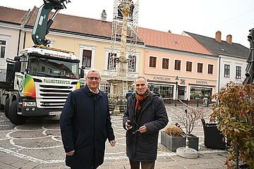 Bürgermeister Thomas Steiner gemeinsam mit Peter Adam vom Bundesdenkmalamt vor der Pestsäule.