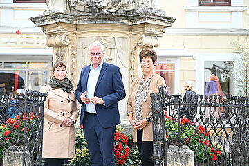 Bürgermeister Thomas Steiner mit der Bauausschussobfrau Ruth Klinger-Zechmeister und Kulturausschuss-Obfrau Waltraud Bachmaier (r.) bei der Pestsäule in der Fußgängerzone. 