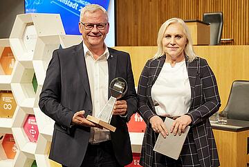 Bürgermeister Thomas Steiner mit EU-Abgeordneter Angelika Winzig, die die Laudatio hielt. 