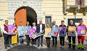 Bürgermeister Steiner mit Vizebürgermeister Deli und den Testimonials für die Kampagne vor dem Rathaus. 