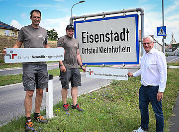 von Bürgermeister Thomas Steiner mit Mitarbeitern des Bauhofes beim Montieren der Tafeln 