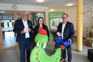 Bürgermeister Thomas Steiner mit SOS-Kinderdorf-Leiter Marek Zeliska (r.) und Bettina Szankovich-Rommer, die neue Leiterin der Spielzwerge. 