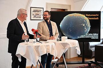Bürgermeister Thomas Steiner und Astrophysiker Stefan Wallner bei der Präsentation der neuen Verordnung. 