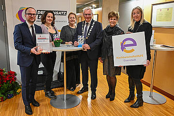 Traditionell spenden die Gäste des Neujahrsempfangs für den guten Zweck: Bürgermeister Thomas Steiner und der 1. Vizebürgermeister Istvan Deli mit Elli Roller und Elke Aufner-Hergovich vom STOP-Projekt sowie Waltraud Bachmaier und Silvia Vogl von der Nachbarschaftshilfe Eisenstadt. 