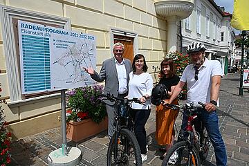 Bürgermeister Thomas Steiner mit Beata Farkas, Bauausschuss-Obfrau Ruth Klinger-Zechmeister und Umweltgemeinderat Gerald Hicke bei der neuen Schautafel, die die vielen Radwegemaßnahmen zeigt. 