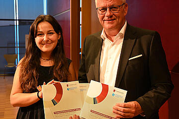 Bürgermeister Thomas Steiner und Grünen-Klubobfrau Samara Sánchez Pöll mit dem druckfrischen Transparenzbericht. Der Bericht liegt im Rathaus auf und ist ebenfalls auf der Website der Stadt unter https://www.eisenstadt.gv.at/buergerservice/transparenz/transparenzbericht/ downloadbar. 