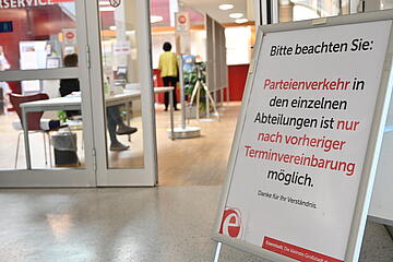 Die Bürgerservicestelle wird geschlossen. Der Betrieb im Rathaus wird weitergeführt. Parteienverkehr gibt es jedoch ausschließlich in unaufschiebbaren, dringenden Fällen und nur nach telefonischer Terminvereinbarung