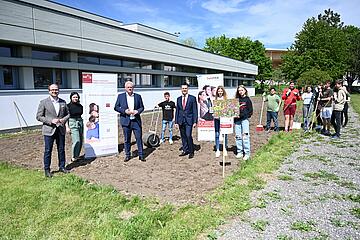 Bürgermeister Thomas Steiner, Vizebürgermeister Istvan Deli (l.) und Direktor Reinhard Gaul mit dem Projektteam. 