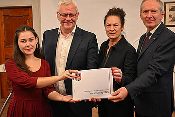 Bürgermeister Thomas Steiner mit der 2. Vizebürgermeisterin Charlotte Toth-Kanyak, Grünen-Klubobfrau Samara Sánchez Pöll (l.) und Finanzstadtrat Michael Freismuth (r.). 