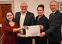 Bürgermeister Thomas Steiner mit der 2. Vizebürgermeisterin Charlotte Toth-Kanyak, Grünen-Klubobfrau Samara Sánchez Pöll (l.) und Finanzstadtrat Michael Freismuth (r.). 