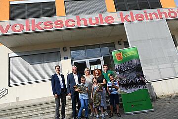 Der Direktor der Zentralmusikschule Martin Ivancsits, Bürgermeister Thomas Steiner, VS-Direktorin Gerlinde Kugler, Klassenlehrerin Karoline Holler und Musikvereinsobmann Lukas Plöckinger mit den Kids der Bläserklasse. 